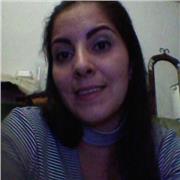 Profesora de español ofrece clase a niños y adultos